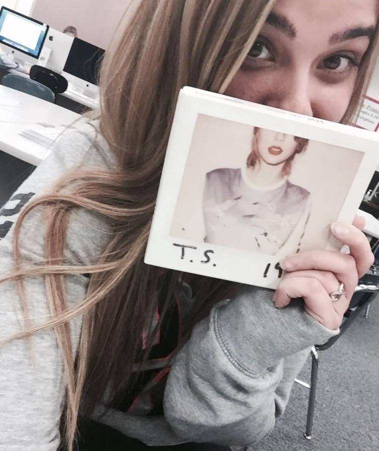 Nicole Bankowski takes Swifts requested selfie with the album.